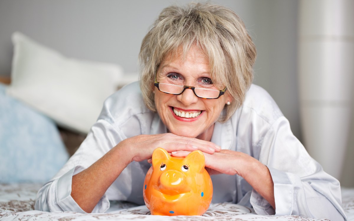 8 monthly saving ideas for seniors without sacrificing comfort