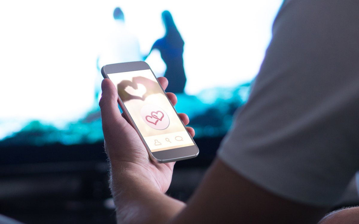 10 Ways to Spot and Report Tinder Bots